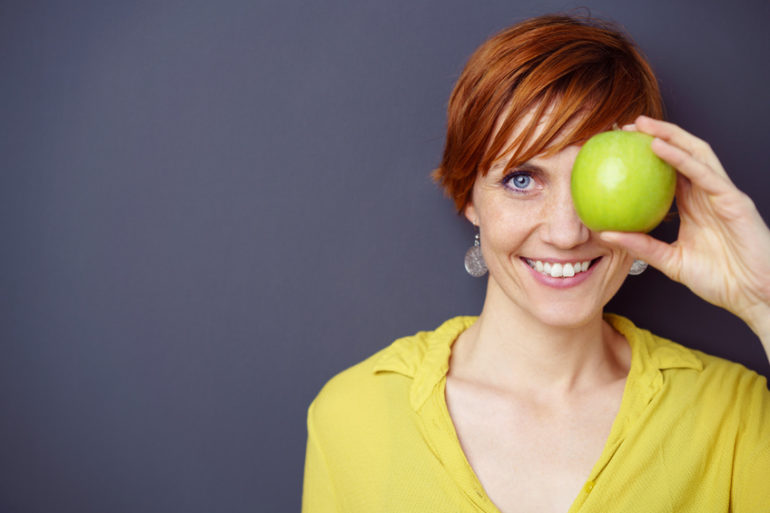 Frau-mit-Apfel